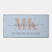 Moderne Mocha-Mousse-Monogramm Staubblau Schreibtischunterlage (Vorderseite)