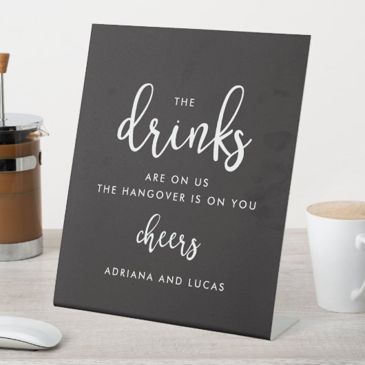 Moderne monochrome Script-Hochzeitgetränke Sockelschild (In Situ)