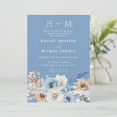Moderne Monogram Boho Dusty Blue Floral Wedding Einladung (Stehend Vorderseite)