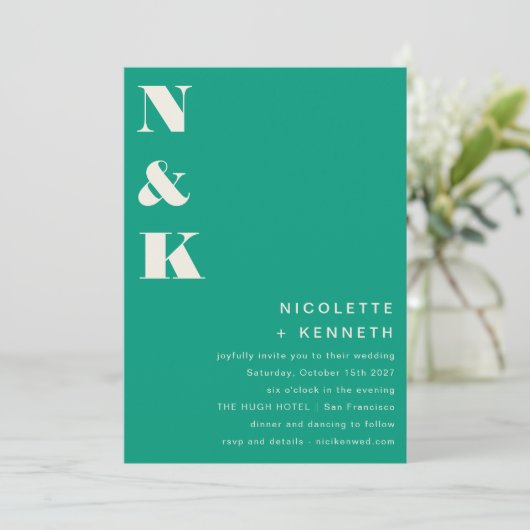 Moderne Monogram Bold Emerald Green Chic Wedding Einladung (Stehend Vorderseite)