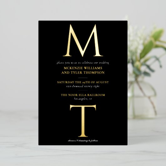 Moderne Monogram Bold Initials Black & Gold Folieneinladung (Stehend vorne)