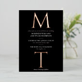 Moderne Monogram Bold Rose Gold Folieneinladung (Stehend vorne)
