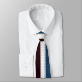 Moderne Monogram Chic Striped Neck Tie Krawatte (Gebunden)