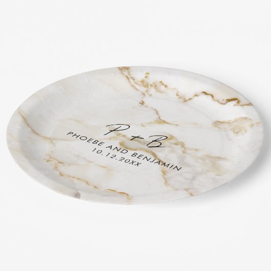 Moderne Monogram Custom Gold Marmorhochzeit Pappteller (Schrägansicht)