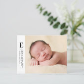 Moderne Monogram Foto Geburtsankündigung Postkarte (Stehend Vorderseite)