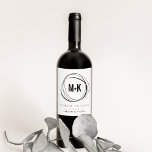 Moderne Monogram Gastgeschenk Hochzeit Weinetikett<br><div class="desc">Moderne, markante und elegante Weinetiketten sind die ideale Möglichkeit, Ihre Gastgeschenke Hochzeiten zu personalisieren. Das schicke Schwarz-Weiß-Design zeichnet sich durch die Kombination der Initialen in modernem Stil mit einem Pluszeichen aus, gerahmt durch einen abstrakten, kreisförmigen Rahmen. Personalisieren Sie Ihre individuelle Nachricht (mit "Beifall zur Liebe"), das Hochzeitstag und die Weinsorte....</div>