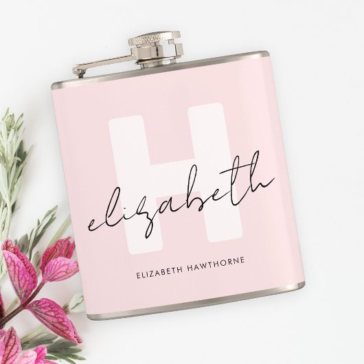 Moderne Monogram Girly Script Blush Pink Initial Flachmann