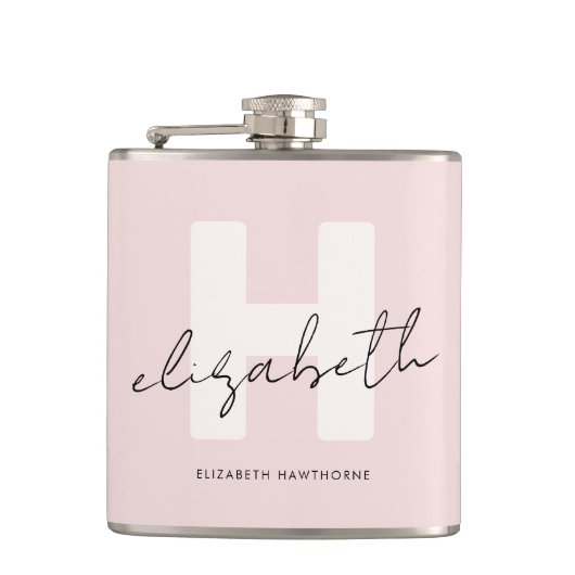 Moderne Monogram Girly Script Blush Pink Initial Flachmann (Vorderseite)