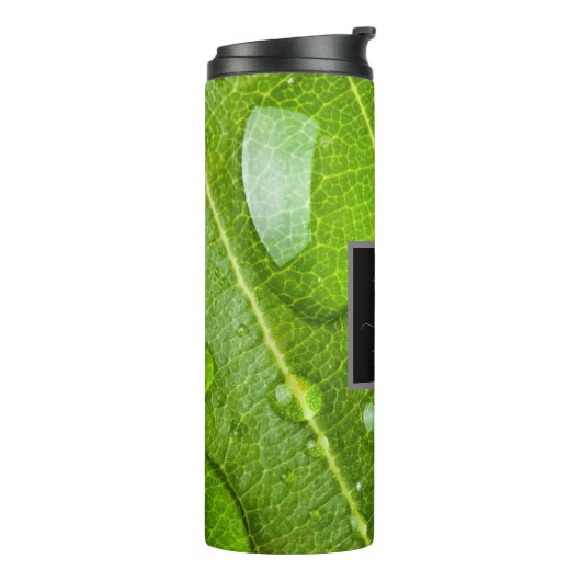 Moderne Monogram Green Leaf Raindrops Thermosbecher (Nach links gedreht)