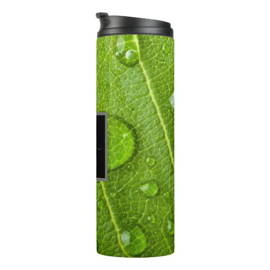 Moderne Monogram Green Leaf Raindrops Thermosbecher (Nach rechts gedreht)