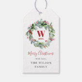 Moderne Monogram Greenery Red Berry Wreath Holiday Geschenkanhänger (Vorderseite)