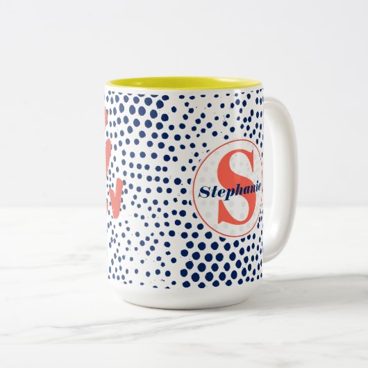 Moderne Monogram-Herzklopfen und Gemusterte Blue D Zweifarbige Tasse (VorderseiteRechts)