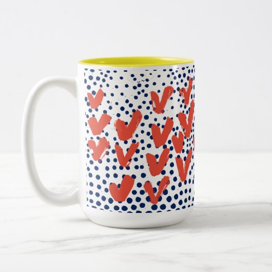 Moderne Monogram-Herzklopfen und Gemusterte Blue D Zweifarbige Tasse (Links)