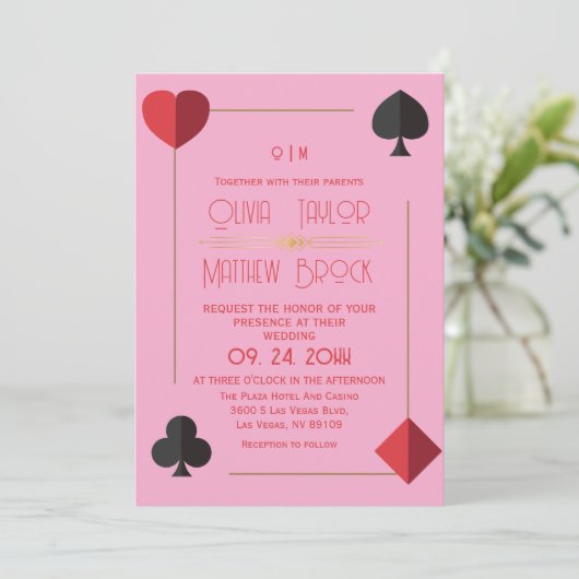 Moderne Monogram Hot Pink Playing Card Hochzeit Einladung (Stehend Vorderseite)
