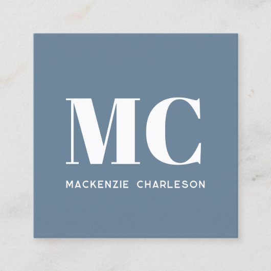 Moderne Monogram Initials QR Code Dusty Blue Gray Quadratische Visitenkarte (Vorderseite)