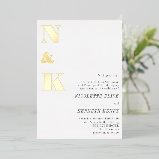 Moderne Monogram Initials White Bold Wedding Gold Folieneinladung (Stehend vorne)