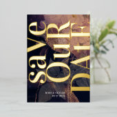 Moderne Monogram Lila Fall Floral Wedding Folieneinladung (Stehend vorne)