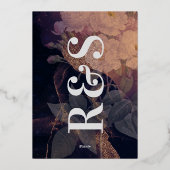 Moderne Monogram Lila Fall Floral Wedding Folieneinladung (Rückseite)