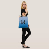 Moderne Monogram Name Light bis Dark Blue Gradient Tasche (Am Model)