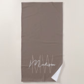 Moderne Monogram Name Script Taupe Strandtuch (Vorderseite)
