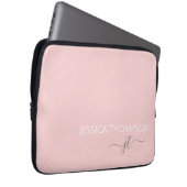 Moderne Monogram Name Stilvolle Blush Pink Girly Laptopschutzhülle (Vorne Rechts)
