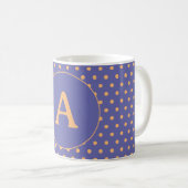 Moderne Monogram Periwinkle Peach Polka Dot Kaffeetasse (VorderseiteRechts)