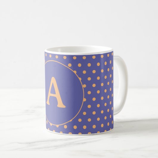 Moderne Monogram Periwinkle Peach Polka Dot Kaffeetasse (VorderseiteRechts)