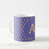 Moderne Monogram Periwinkle Peach Polka Dot Kaffeetasse (Vorderseite Links)
