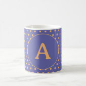 Moderne Monogram Periwinkle Peach Polka Dot Kaffeetasse (Mittel)