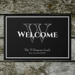 Moderne Monogram Script Name Chic Wedding Willkomm Fußmatte<br><div class="desc">Moderne Monogram Script Name Chic Hochzeit Willkommen Doormat. Personalisierte Monogramm Initial und der Nachname und das Datum der Braut und des Bräutigams werden auf schwarzem Hintergrund festgelegt. Klicken Sie auf Diese Vorlage anpassen, um sie schnell und einfach anzupassen. Ein einzigartiges niedliches Geschenk für Jungvermählte. Lieblich für ihre neue Zuhause zusammen....</div>