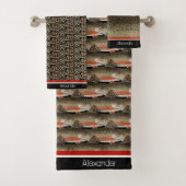 Moderne Monogram Trout Fish Design Schwarz-weiße R Badhandtuch Set (Insitu)
