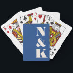 Moderne Monogram Vibranly Blue Custom Wedding Gevo Spielkarten<br><div class="desc">Fügen Sie Ihren Spielabenden eine stilvolle und persönliche Touch mit diesen modernen, individuellen Spielkarten in lebendigem Blau hinzu. Dieses schicke Design mit fett serf-initialen ist perfekt für Paare, Familien oder alle, die eine raffinierte Ästhetik Liebe haben. Ob für Poker-Übernachtungen, ein lustiges Party-Geschenk oder eine einmalige Gastgeschenk Hochzeit, diese personalisierten Karten...</div>