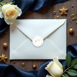 Moderne Monogram White Gold Hochzeit Runder Aufkleber<br><div class="desc">Dies ist ein moderner Monogramm-Aufkleber,  der mit einem handgeschriebenen Script-Schriftart gedruckt wurde. Passen Sie die Vorlage an,  um die gewünschten Initialen Anzug. Moderne Monogram White Gold Wedding Classic Round Aufkleber.</div>