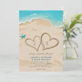 Moderne Monogramm-Herzen bei der Sandhochzeit Einladung (Stehend Vorderseite)