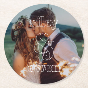 Moderne Monogramm-Hochzeits-Engagement-Foto vom Pa Runder Pappuntersetzer