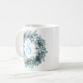 Moderne Monogramm-Initial-Winter-Wreath Kaffeetasse (Vorderseite Links)