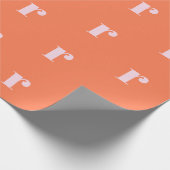 Moderne Monogramm-Initiale in hell orange rosa Geschenkpapier (Ecke)