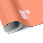 Moderne Monogramm-Initiale in hell orange rosa Geschenkpapier (Rolleneckpunkt)