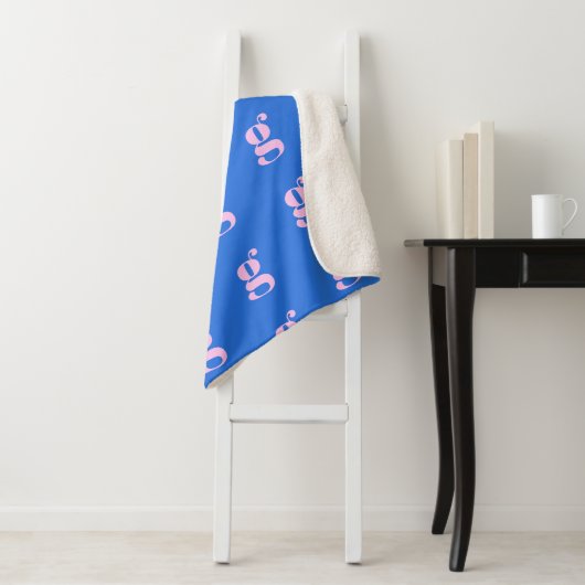 Moderne Monogramm-Initiale in hellblau und rosa Sherpadecke (Beispiel)