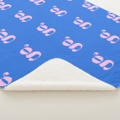 Moderne Monogramm-Initiale in hellblau und rosa Sherpadecke (3/4)