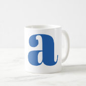 Moderne Monogramm-Initiale in Periwinkle Kaffeetasse (VorderseiteRechts)