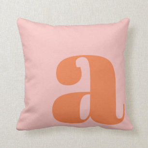 Moderne Monogramm-Initiale Pastellrosa Orange Kissen