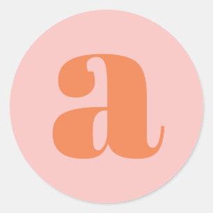Moderne Monogramm-Initiale Pastellrosa Orange Runder Aufkleber
