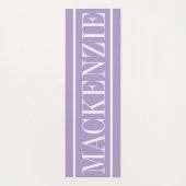 Moderne Monogramm-Minimal Lavendelweiß Yogamatte (Rückseite)