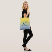 Moderne Monogramm Name Gelb bis leicht blau leucht Tasche (Am Model)