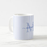 Moderne Monogramm-Name mit blauen Streifen Kaffeetasse<br><div class="desc">Beginnen Sie Ihren Morgen stilvoll mit diesem personalisierten blauen Streifenkaffeebecher, der dafür entworfen wurde, zeitlosen Charme in jeden Schluck zu bringen. Mit einem weichen blau-weißen Streifenmuster im Hintergrund ist dieser elegante Becher mit Ihrem Monogramm und vollständigen Namen in einer eleganten Schreibschrift personalisiert – was ein weibliches, raffiniertes Aussehen schafft, das...</div>