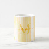 Moderne Monogramm-Name mit gelben Streifen Kaffeetasse (Mittel)