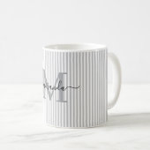 Moderne Monogramm-Name mit grauer Streifenmusterun Kaffeetasse (VorderseiteRechts)