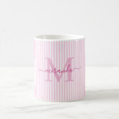 Moderne Monogramm-Name mit rosa Streifen Kaffeetasse (Mittel)