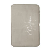 Moderne Monogramm-Name-Schrift Beige Badematte (Vorderseite Vertikal)